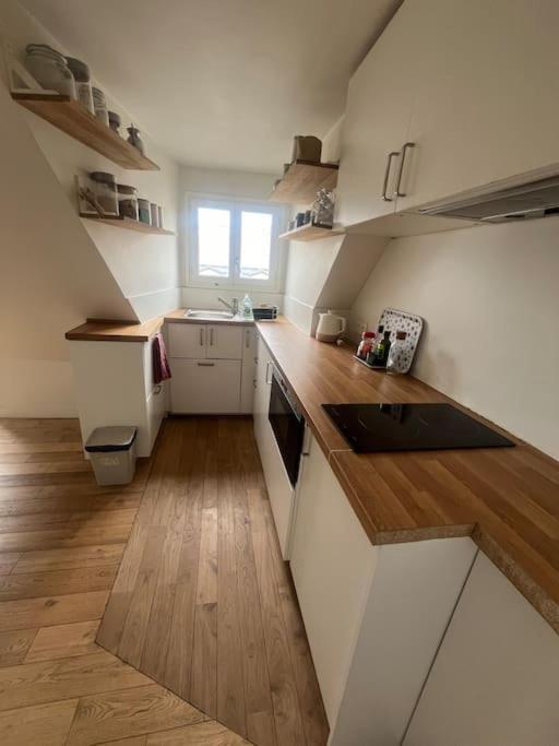 Cosy Sur La Festive Rue Du Fbg Saint-denis Parijs