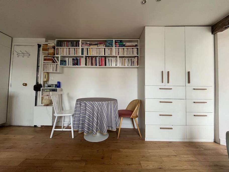 Cosy Sur La Festive Rue Du Fbg Saint-denis *